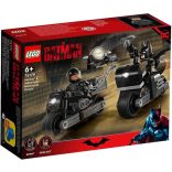 Batman™ & Selina Kyle™ Motorcycle Pursuit